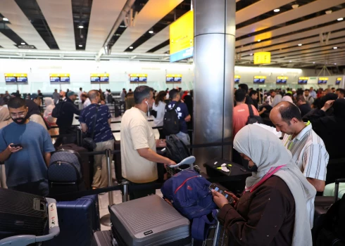 Sestdien traucēta darbība vairākās lielākajās Eiropas lidostās, tostarp Londonas Hītrovas lidostā.