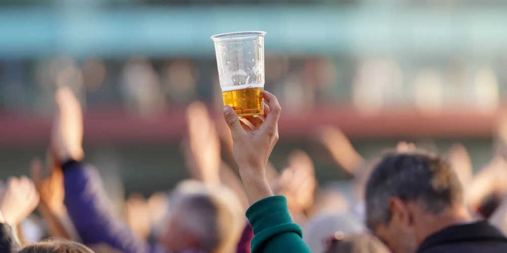 76% iedzīvotāju nav mainījuši alkoholisko dzērienu lietošanas paradumus, informēja alkoholisko dzērienu tirgotājs "AlkoOutlet", atsaucoties uz veikto aptauju.