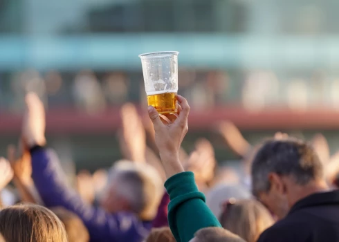 76% iedzīvotāju nav mainījuši alkoholisko dzērienu lietošanas paradumus, informēja alkoholisko dzērienu tirgotājs "AlkoOutlet", atsaucoties uz veikto aptauju.