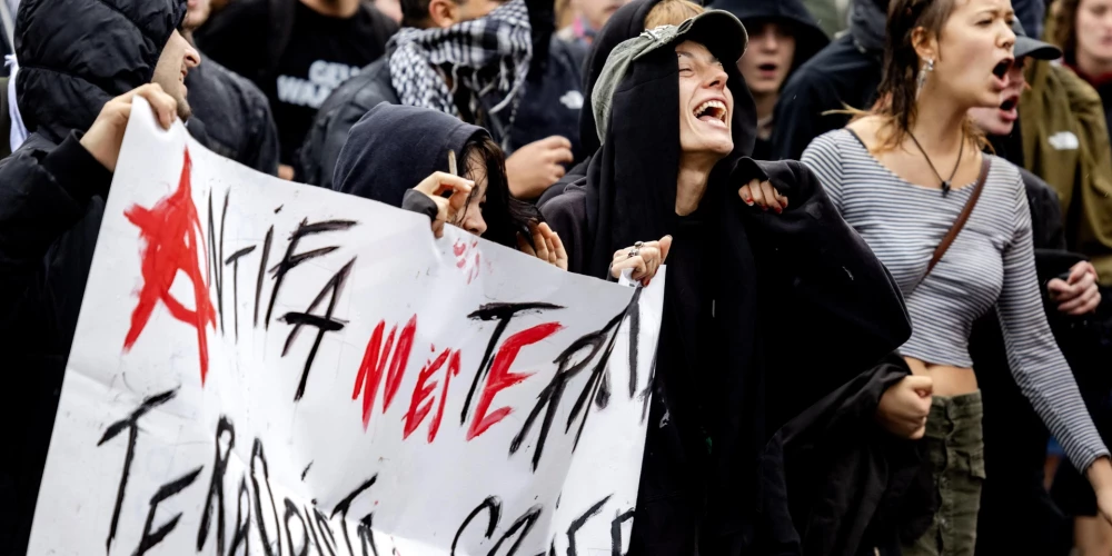 Nīderlandē labējo demonstrācija Hāgā sestdien pāraugusi vardarbībā, protestētājiem iebrūkot centriskās partijas D66 birojā, paziņojusi policija.