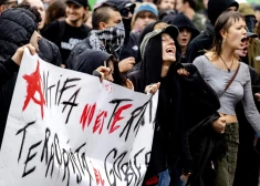 Nīderlandē labējo demonstrācija pāraug vardarbībā – protestētāji iebrūk centriskās partijas D66 birojā