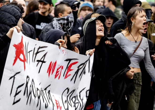 Nīderlandē labējo demonstrācija pāraug vardarbībā – protestētāji iebrūk centriskās partijas D66 birojā