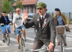 FOTO; VIDEO: rīdzinieki un pilsētas viesi saģērbušies retro tērpos kopīgi izbaudīja pilsētas ainavu unikālā braucienā pa Rīgas ielām