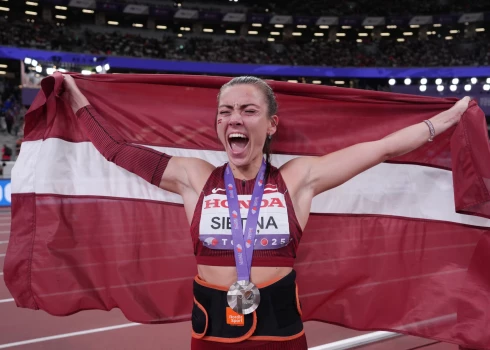 Latvijas sportiste Anete Sietiņa sestdien Tokijā pasaules vieglatlētikas čempionātā ieņēma otro vietu šķēpa mešanā.