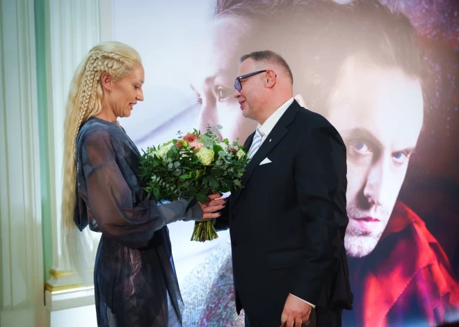 Atklāšanas svētku viesu vidū bija gan kultūras ministre Agnese Lāce ar dzīvesbiedru, gan finansiste Ilze Auzere, bijušais Valsts prezidents Valdis Zatlers ar kundzi Lilitu un arī citi sabiedrībā zināmi cilvēki.