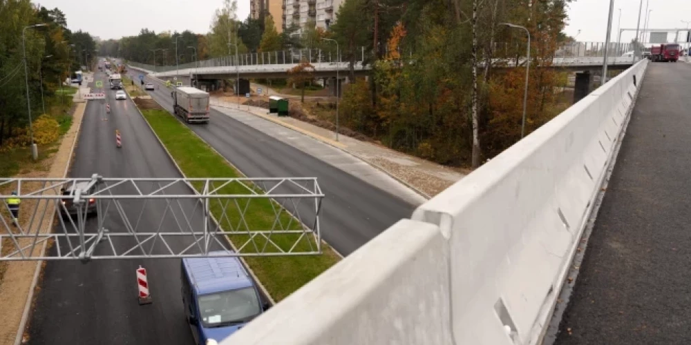 Satiksme Ganību dambī tiks pārvirzīta pa vienu brauktuves pusi, organizējot to pa divām joslām.