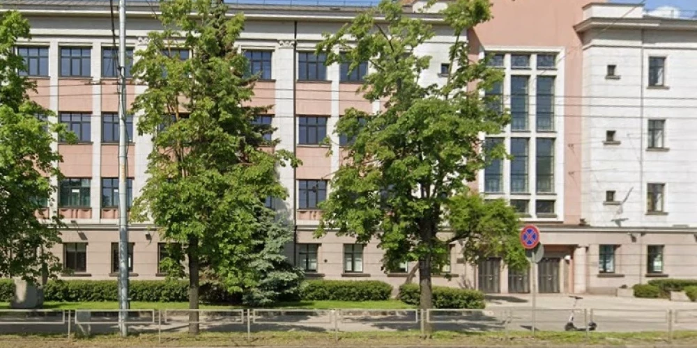 Здание Рижской 13-й средней школы.