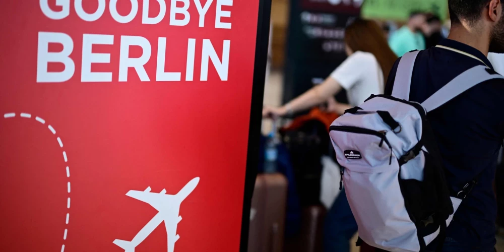 Berlīnes Brandenburgas lidosta lūgusi ceļotāju, šajā laikā reģistrēties lidojumam tiešsaistē, nevis pie reģistrācijas letēm. 