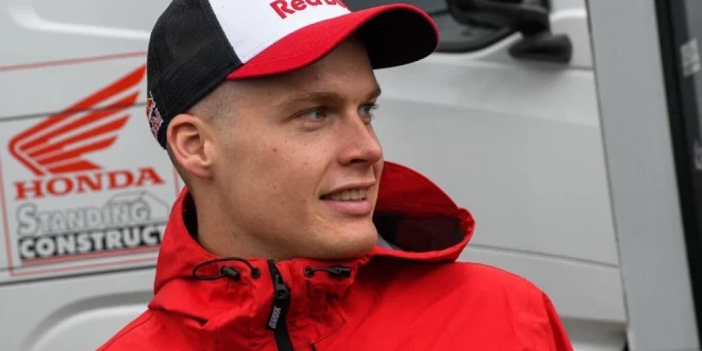 Motobraucējs Pauls Jonass pirmajā braucienā stabili turējās desmitnieka beigās un finišēja desmitais.