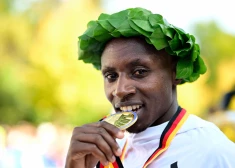 Kenijieši Save un Vandžiru izcīna uzvaru Berlīnes maratonā