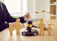 Šķiršanās gadījumā vecākiem būs obligāti jāvienojas par bērna aizgādību un uzturlīdzekļiem