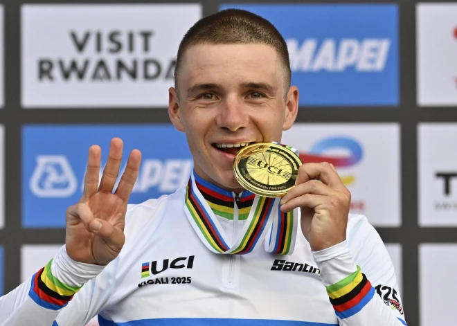 Evenepūls trešo gadu pēc kārtas kļūst par pasaules čempionu individuālajā braucienā