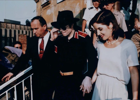 Atklātībā nonāk Priscillas memuāru fragments par Lisas Marijas traģisko nāvi un laulību ar Džeksonu.