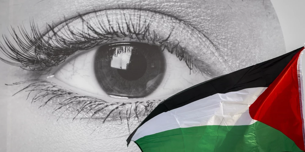 Plīvo Palestīnas karogs. 