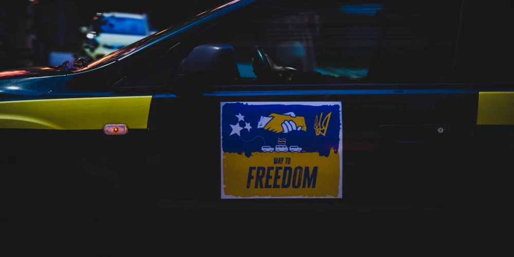 Uz Ukrainu dodas Valsts policijas un partneru atbalsta konvojs ar 32 transportlīdzekļiem, laivu un bērniem sarūpētām dāvanām