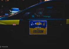 FOTO: uz Ukrainu dodas Valsts policijas un partneru atbalsta konvojs ar 32 transportlīdzekļiem, laivu un bērniem sarūpētām dāvanām