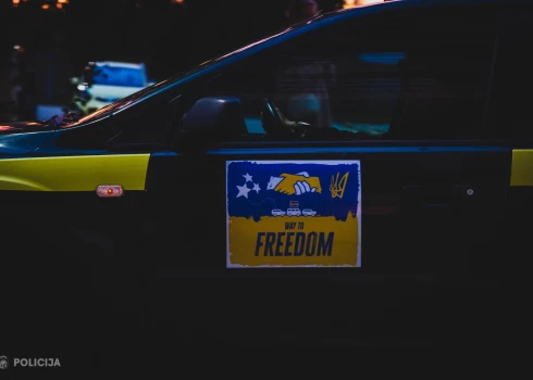 Uz Ukrainu dodas Valsts policijas un partneru atbalsta konvojs ar 32 transportlīdzekļiem, laivu un bērniem sarūpētām dāvanām