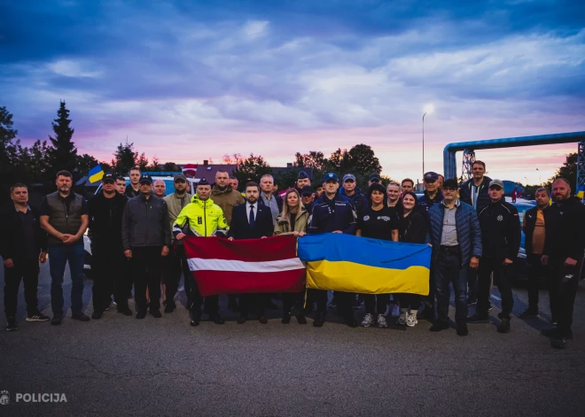 Uz Ukrainu dodas Valsts policijas un partneru atbalsta konvojs ar 32 transportlīdzekļiem, laivu un bērniem sarūpētām dāvanām.
