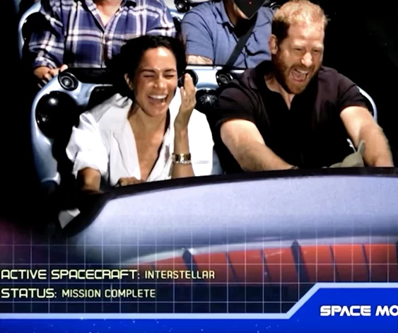 Megana un Harijs braucot ar "Space Mountain".