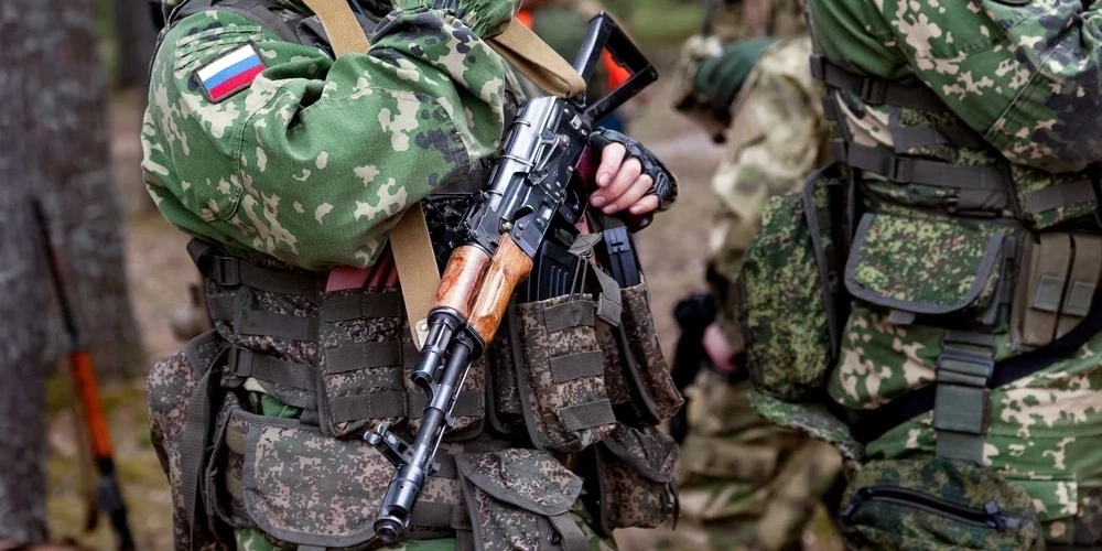 Молодых людей обвиняют в пособничестве России и нарушении санкций.