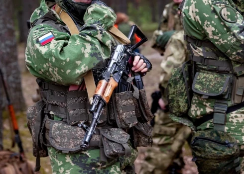 Молодых людей обвиняют в пособничестве России и нарушении санкций.