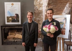 FOTO: Mazajā Mežotnes pilī ar stāvovācijām izskanējis pianista Daumanta Liepiņa solokoncerts