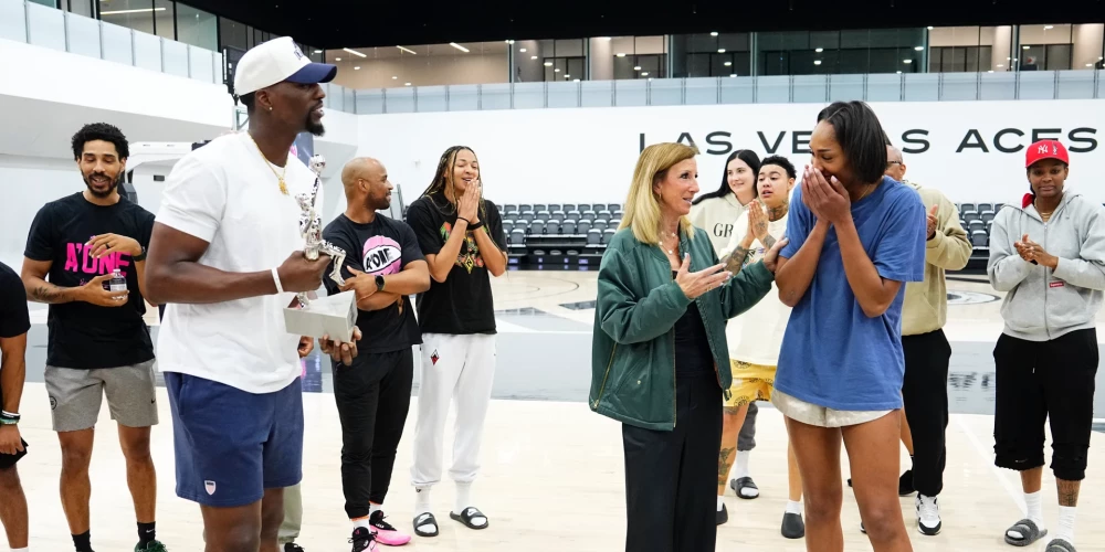 Bems Adebajo (no kreisās) pasniedz WNBA MVP balvu savai draudzenei.