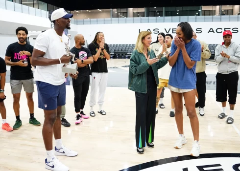 Bems Adebajo (no kreisās) pasniedz WNBA MVP balvu savai draudzenei.