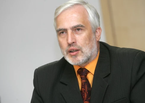 Исполнительный директор Латвийской ассоциации издателей прессы Гунтарс Лицис критикует власти за налоговое давление на русскоязычную прессу.