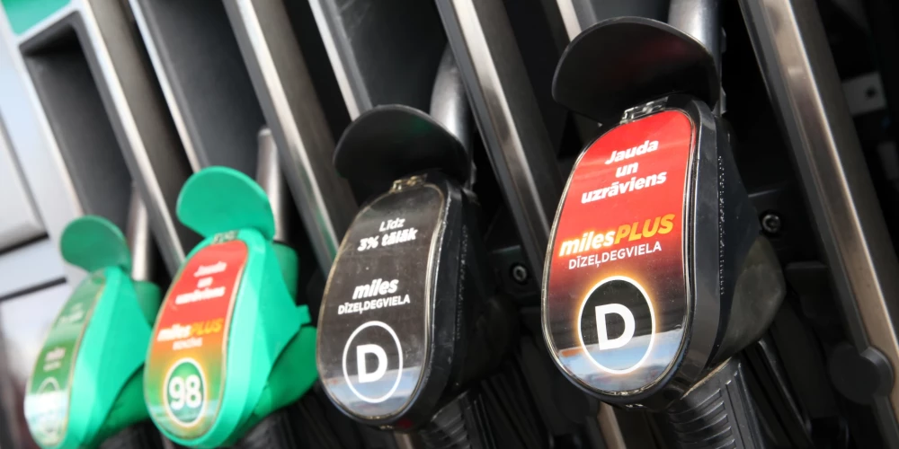 Хорошего понемножку - слегка покатавшись на электрокарах, жители Латвии возвращаются к бензину и дизелю.