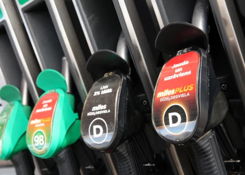 Хорошего понемножку - слегка покатавшись на электрокарах, жители Латвии возвращаются к бензину и дизелю.