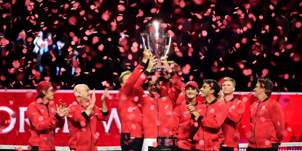 Pasaules tenisisti ar izcīnīto trofeju. 