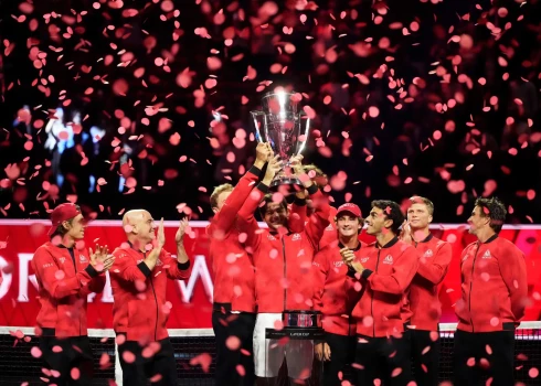 Pasaules tenisisti ar izcīnīto trofeju. 