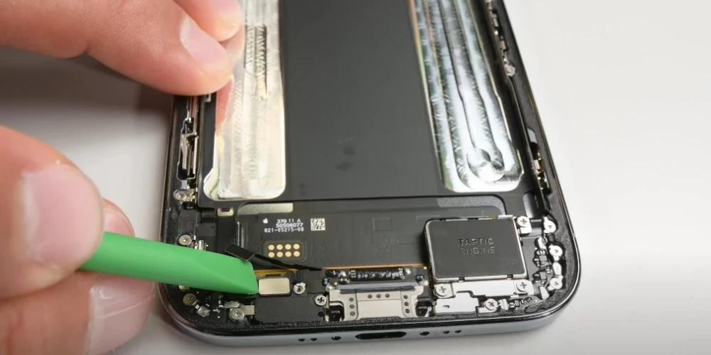 Несмотря на ультратонкий дизайн, ремонт этого устройства оказался достаточно простым.