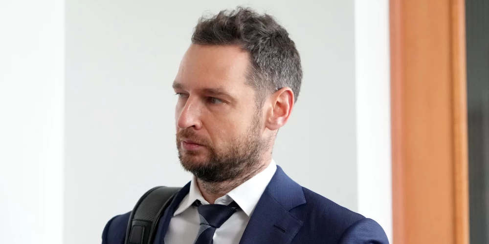 Krimināllietā cietušais uzņēmējs Agris Evertovskis pirms tiesas sēdes Rīgas pilsētas tiesā, kurā par izspiešanu grupā un neslavas celšanu apsūdzēts bijušais Saeimas deputāts Arigo Toro (agrāk Aldis Gobzems) un iepriekš par krāpšanām tiesātais Gints Lazdiņš.