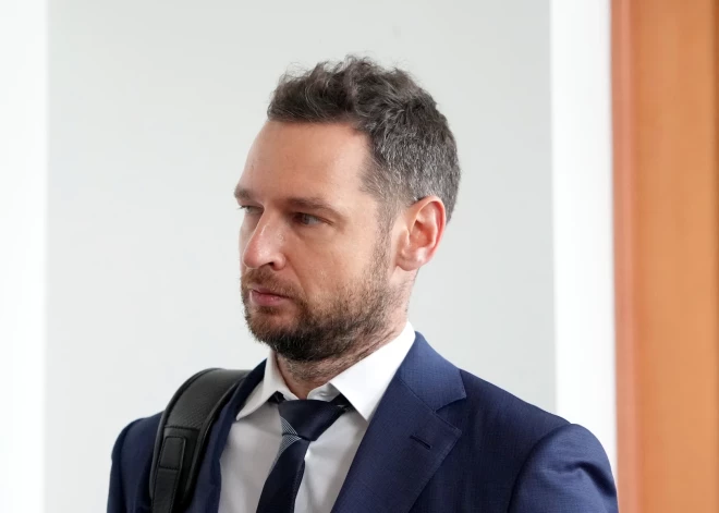 Krimināllietā cietušais uzņēmējs Agris Evertovskis pirms tiesas sēdes Rīgas pilsētas tiesā, kurā par izspiešanu grupā un neslavas celšanu apsūdzēts bijušais Saeimas deputāts Arigo Toro (agrāk Aldis Gobzems) un iepriekš par krāpšanām tiesātais Gints Lazdiņš.