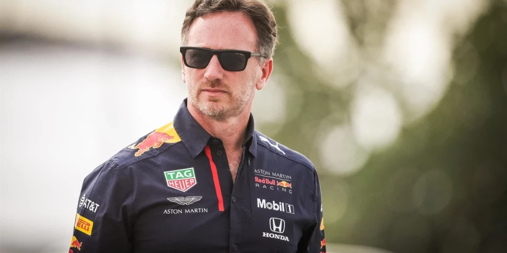 Kristians Horners ticis pie pamatīgas kompensācijas par atbrīvošanu no amata.