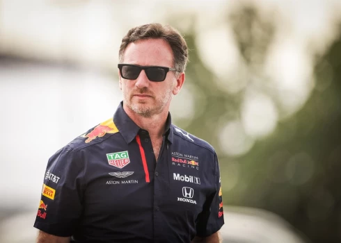 Kristians Horners ticis pie pamatīgas kompensācijas par atbrīvošanu no amata.