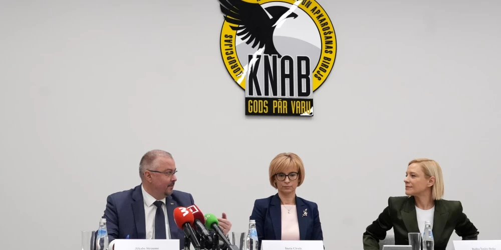 Korupcijas novēršanas un apkarošanas biroja (KNAB) priekšnieks Jēkabs Straume, KNAB priekšnieka vietniece izmeklēšanas darbību jautājumos Ineta Cīrule un Valsts ieņēmumu dienesta (VID) ģenerāldirektore Baiba Šmite-Roķe.