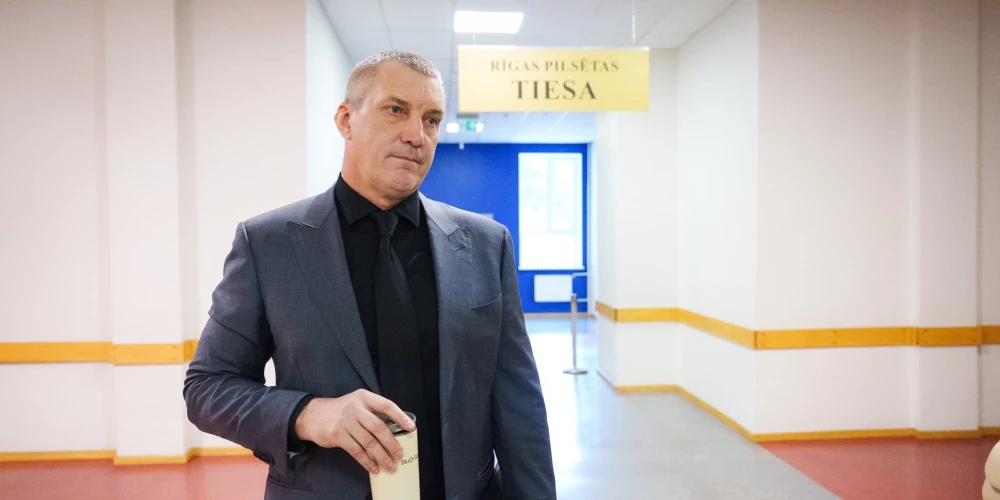 Aizvadītā nedēļa bija ļoti saspringta Latvijas ledus hokeja leģendai Sandim Ozoliņam - NHL čempionam divreiz nācās stāties tiesas priekšā. Tiesāšanās ir pat ar bijušo sievu Sandru Ozoliņu.