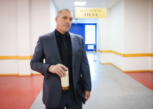 Aizvadītā nedēļa bija ļoti saspringta Latvijas ledus hokeja leģendai Sandim Ozoliņam - NHL čempionam divreiz nācās stāties tiesas priekšā. Tiesāšanās ir pat ar bijušo sievu Sandru Ozoliņu.