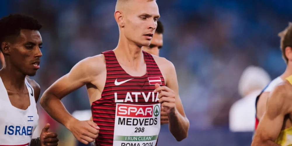 Medveds aiz četriem Kenijas skrējējiem viņš finišēja kā piektais ar rezultātu 29 minūtes un astoņas sekundes.