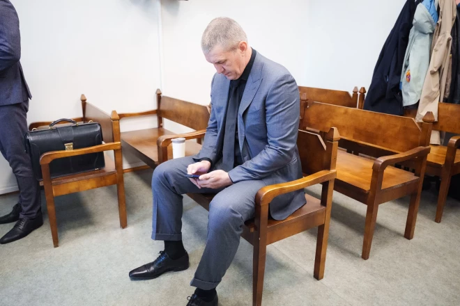 “Būt atbildētājam, protams, nav viegli, tas atstāj iespaidu uz personisko dzīvi, bet tas arī norūda un dod mācību turpināt iet uz priekšu. Bet brīžiem pēc otras puses uzstāšanās gribas pajautāt: “Vai tiešām es tāds sūds savā dzīvē esmu bijis?”,” pēc tiesas sēdes atzina Ozoliņš.