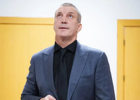 Saposies, nogriezis īsākus matus, Sandis Ozoliņš ieradās Rīgas rajona tiesā. Pie ieejas uz apsarga jautājumu “Vai jūs uz krimināllietu?” Ozoliņš atjokoja: “Pagaidām vēl nē!”