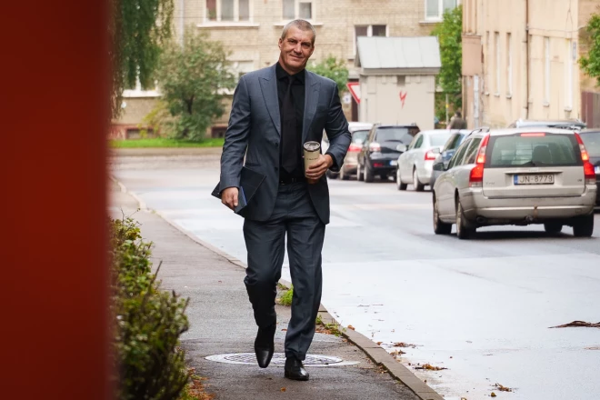 Saposies, nogriezis īsākus matus, Sandis Ozoliņš ieradās Rīgas rajona tiesā. Pie ieejas uz apsarga jautājumu “Vai jūs uz krimināllietu?” Ozoliņš atjokoja: “Pagaidām vēl nē!”