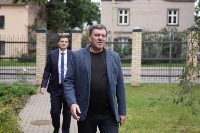 “Kāpēc šie mani 10 procenti uzņēmuma daļu nonākuši tiesas priekšā, ir mazliet mulsinoši. Bet, ņemot vērā, ka valdes priekšsēdētājam ir arī citas tiesvedības, kurās arī iesaistītas uzņēmuma daļas, tad tas mani vairs neizbrīna,” tiesai pauda Armands Puče.