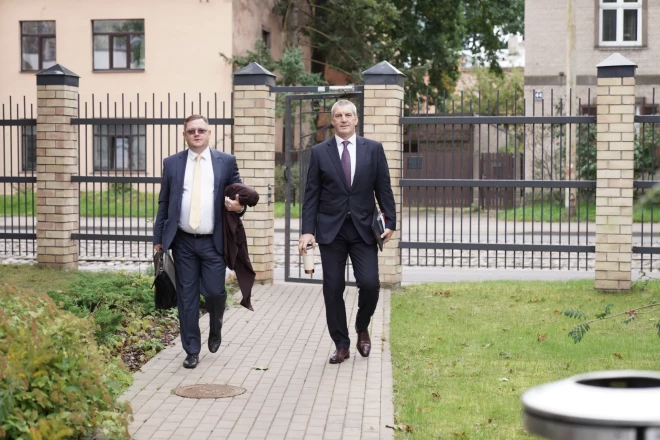Sandis Ozoliņš ar advokātu ierodas uz tiesas sēdi.