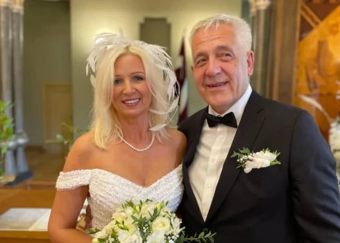 Grupas "Jumprava" mūziķis Aigars Krēsla 13. septembrī saposās baltā kreklā un uzvalkā un pēc trīs gadus ilgas kopābūšanas apņēma par sievu draudzeni interjera dizaineri Aiju Raibu.