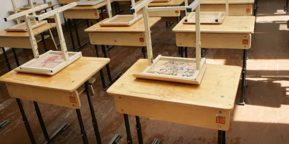 Opozīcija rosina valsts budžetā pilnībā segt pedagogu algas mazajās vidusskolās.