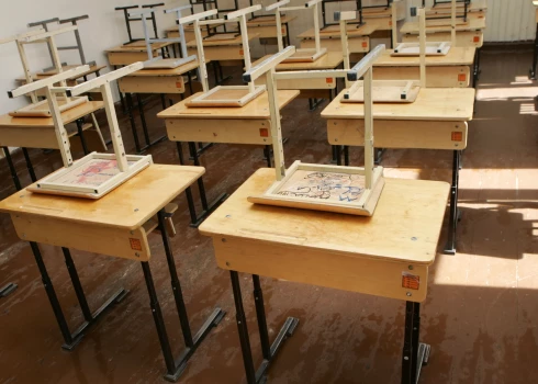 Opozīcija rosina valsts budžetā pilnībā segt pedagogu algas mazajās vidusskolās.